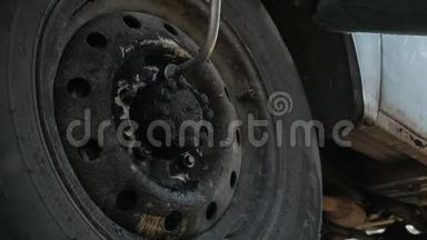 一名机械师正在用扳手修理汽车车轮。